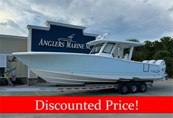 2025 Robalo R360 Ice Blue/White Boat